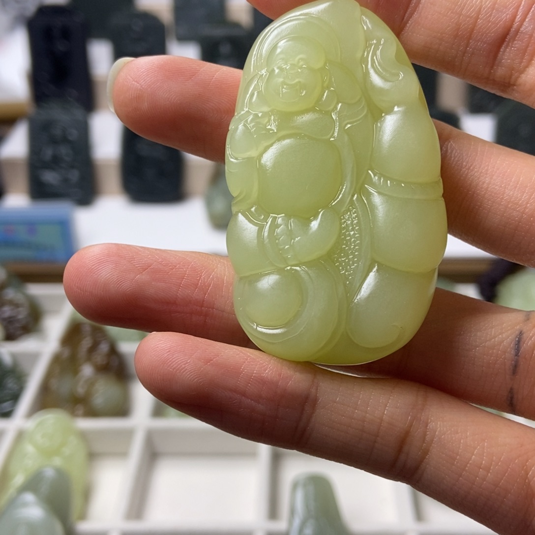 大***哥和田玉未镶嵌颈饰