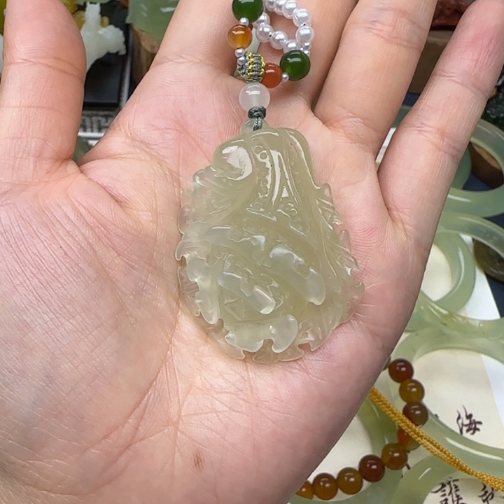 蛇纹石玉未镶嵌颈饰