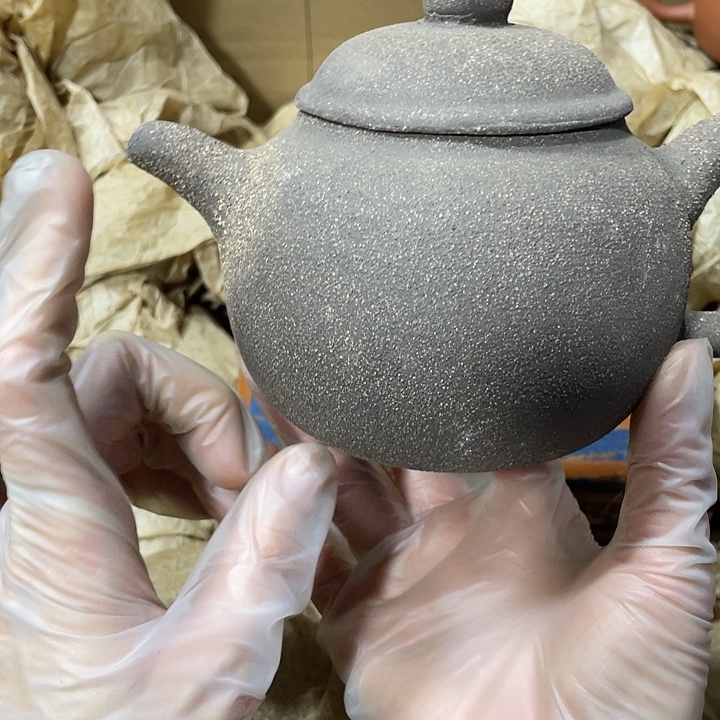 紫砂茶壶矿泥料，手工制作的一把紫砂壶。