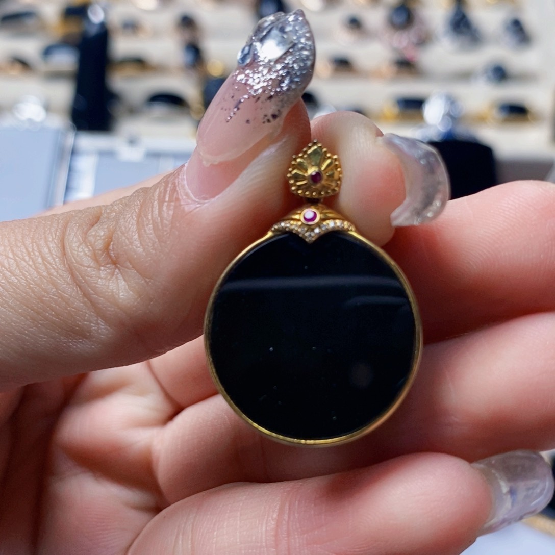 定制翡翠18K金镶嵌墨翠圆牌