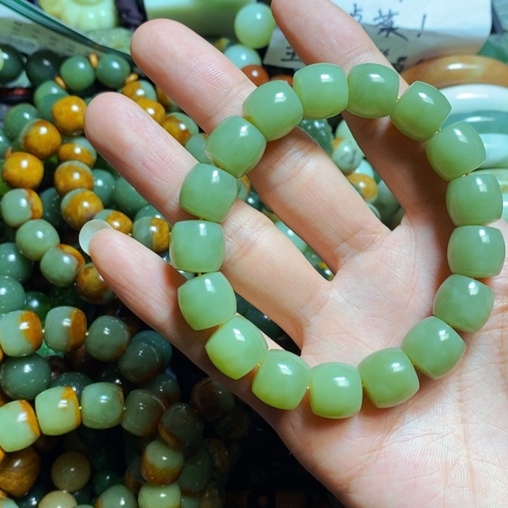 透闪石质玉颈饰未镶嵌