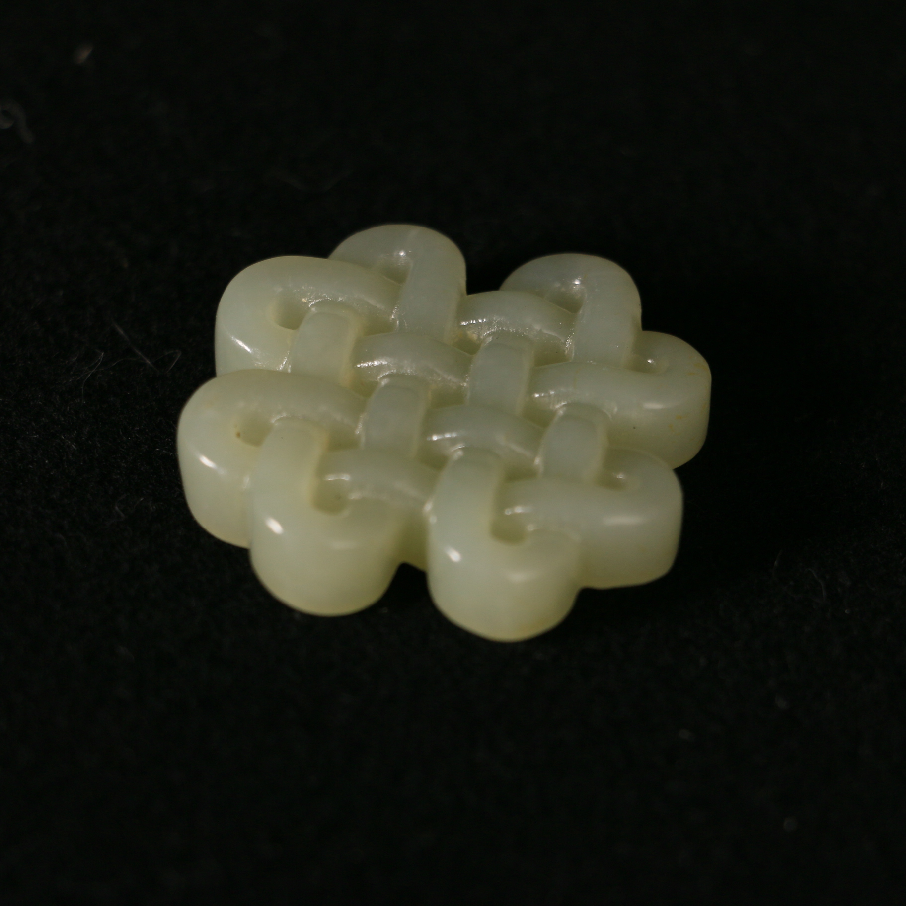 33F159  清  和田玉绳结吊坠