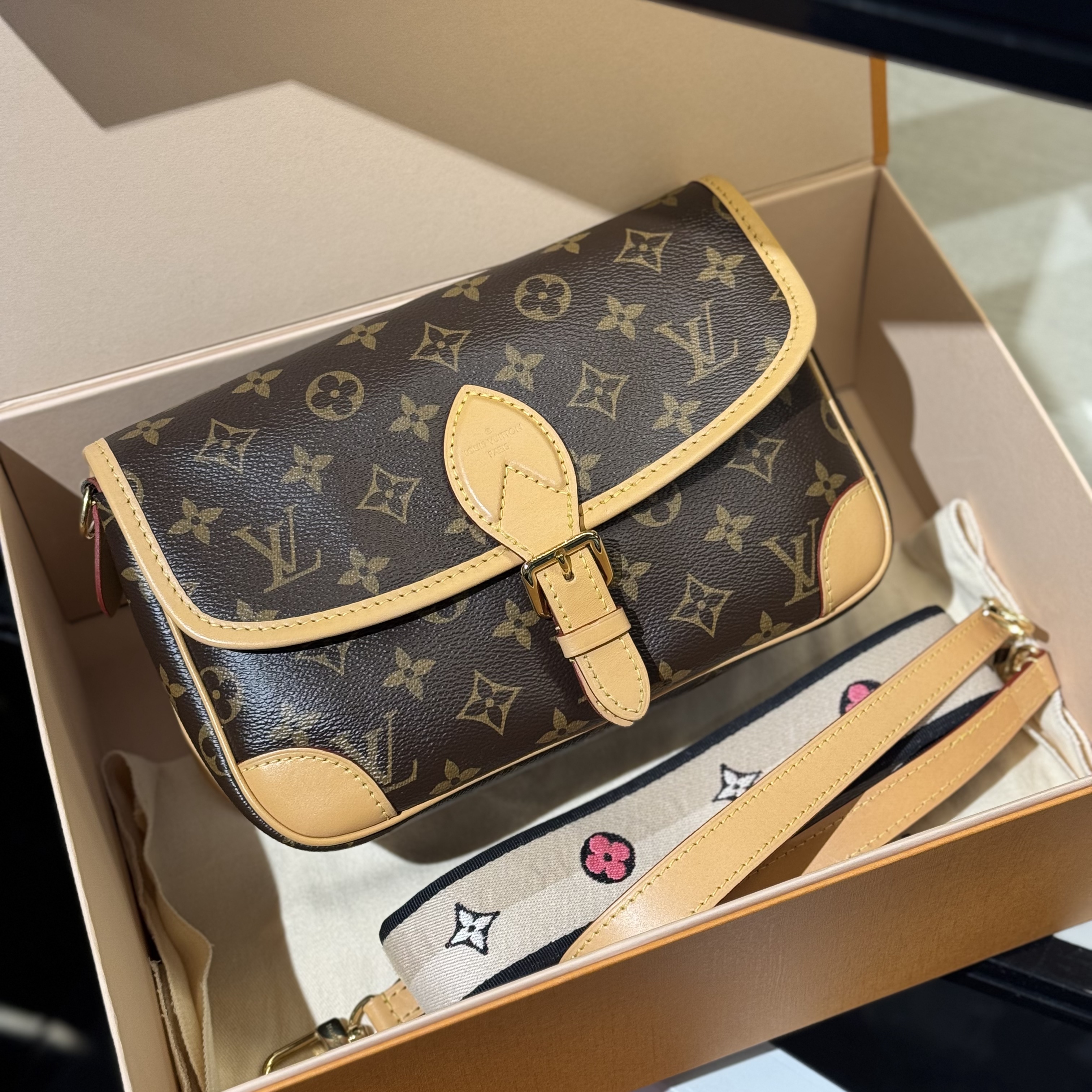 95新 LouisVuitton/路易威登 老花法棍单肩包 黑肩带 芯片款