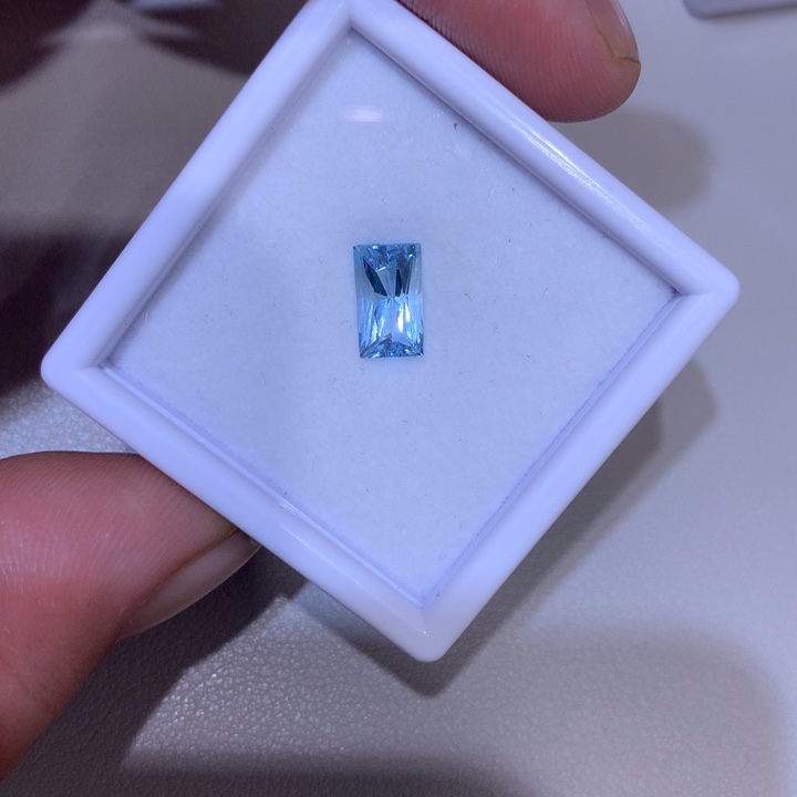 海蓝宝石笔搁未镶嵌裸石1.7克拉
