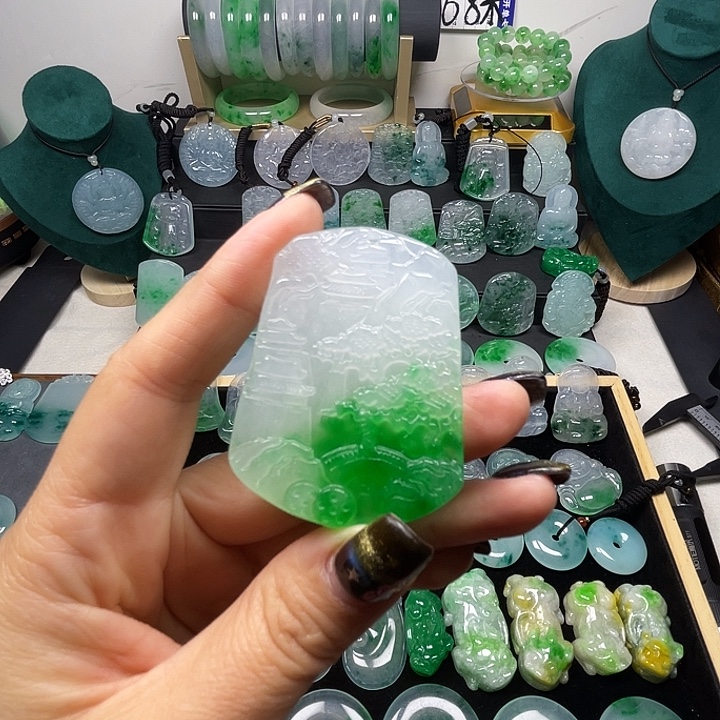翡翠未镶嵌颈饰山水