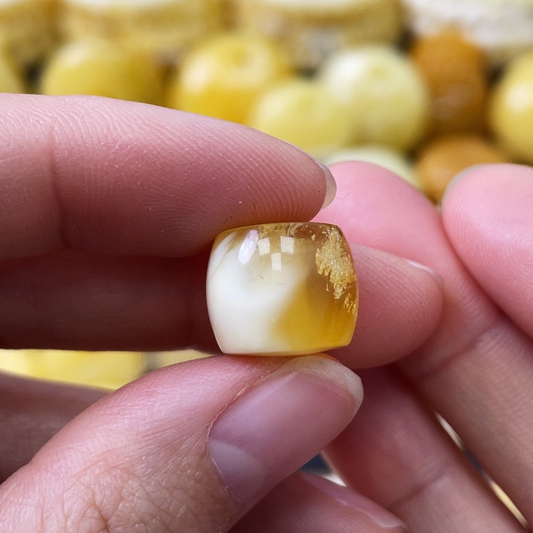 蜜蜡未镶嵌珠宝奇石小*哥13.4*11.5mm瑕疵福利