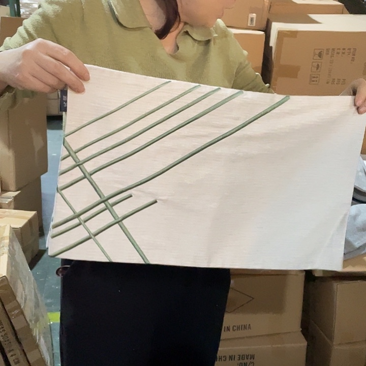 陶瓷花瓶，茶壶茶杯。2