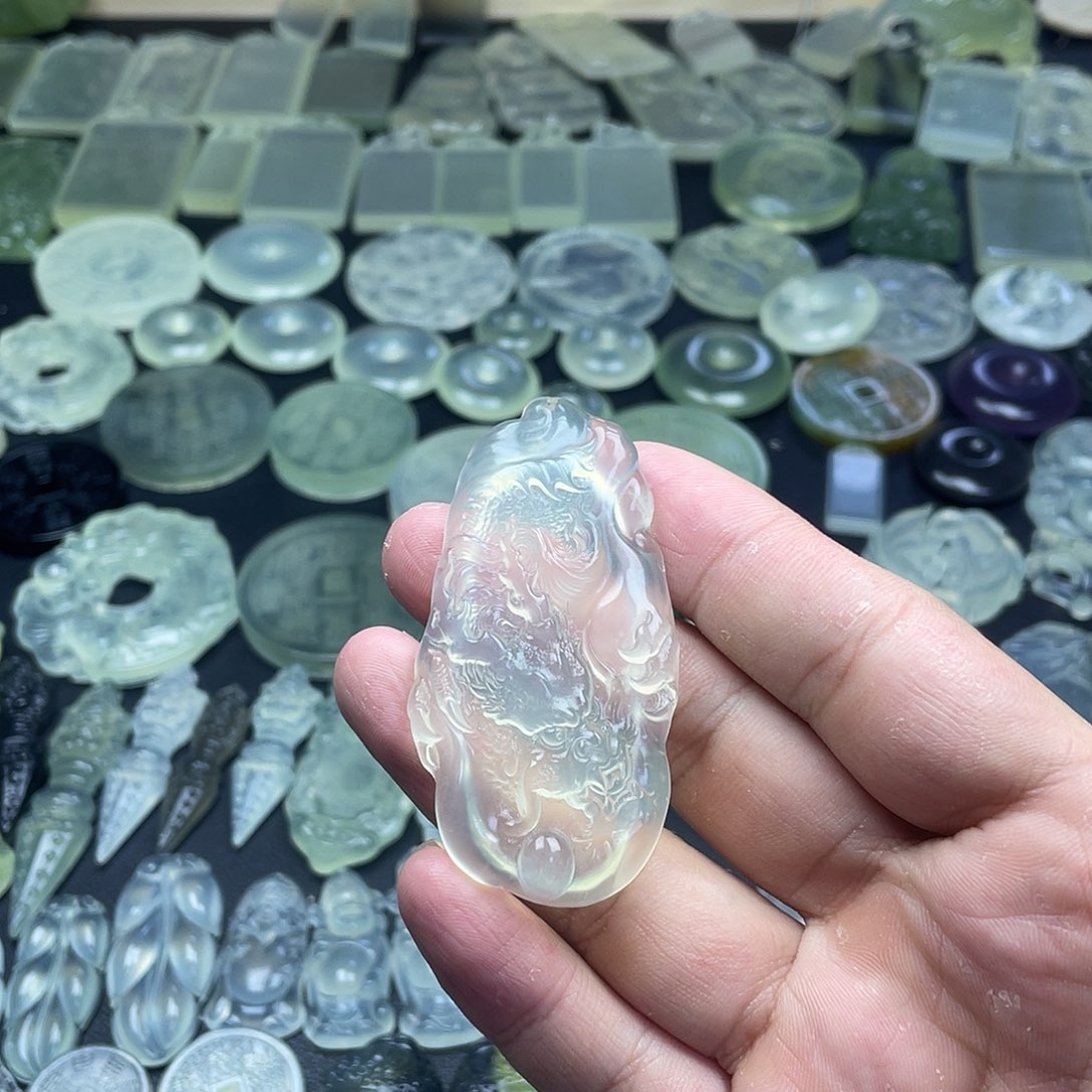 岫玉未镶嵌颈饰龙扣