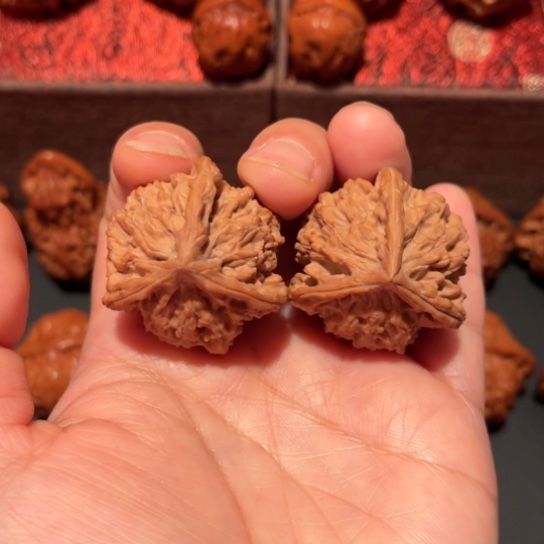 文玩核桃吊坠三棱