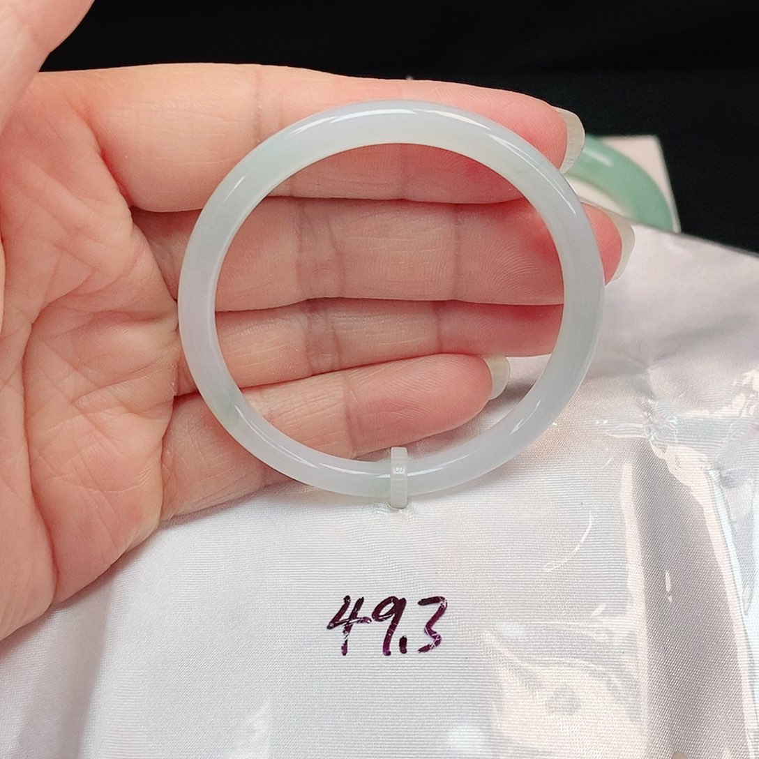 翡翠手镯未镶嵌正圆