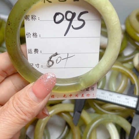 岫岩老玉（透闪石质玉）手镯未镶嵌