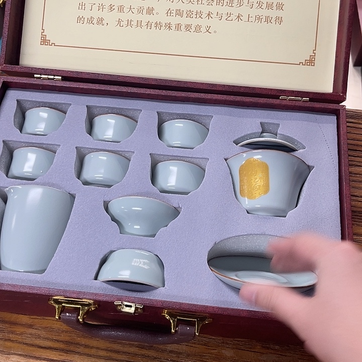 孤品茶具套装等。        