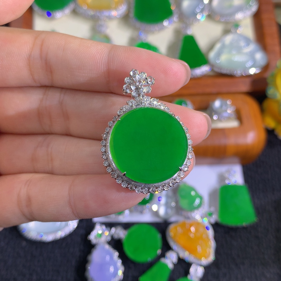 翡翠18K金镶嵌颈饰