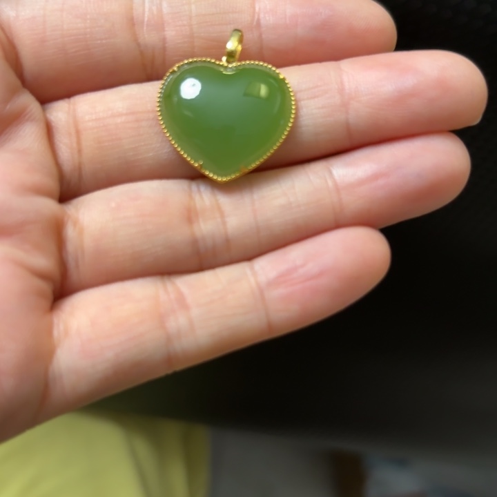和田玉18K金镶嵌颈饰苹果绿爱心