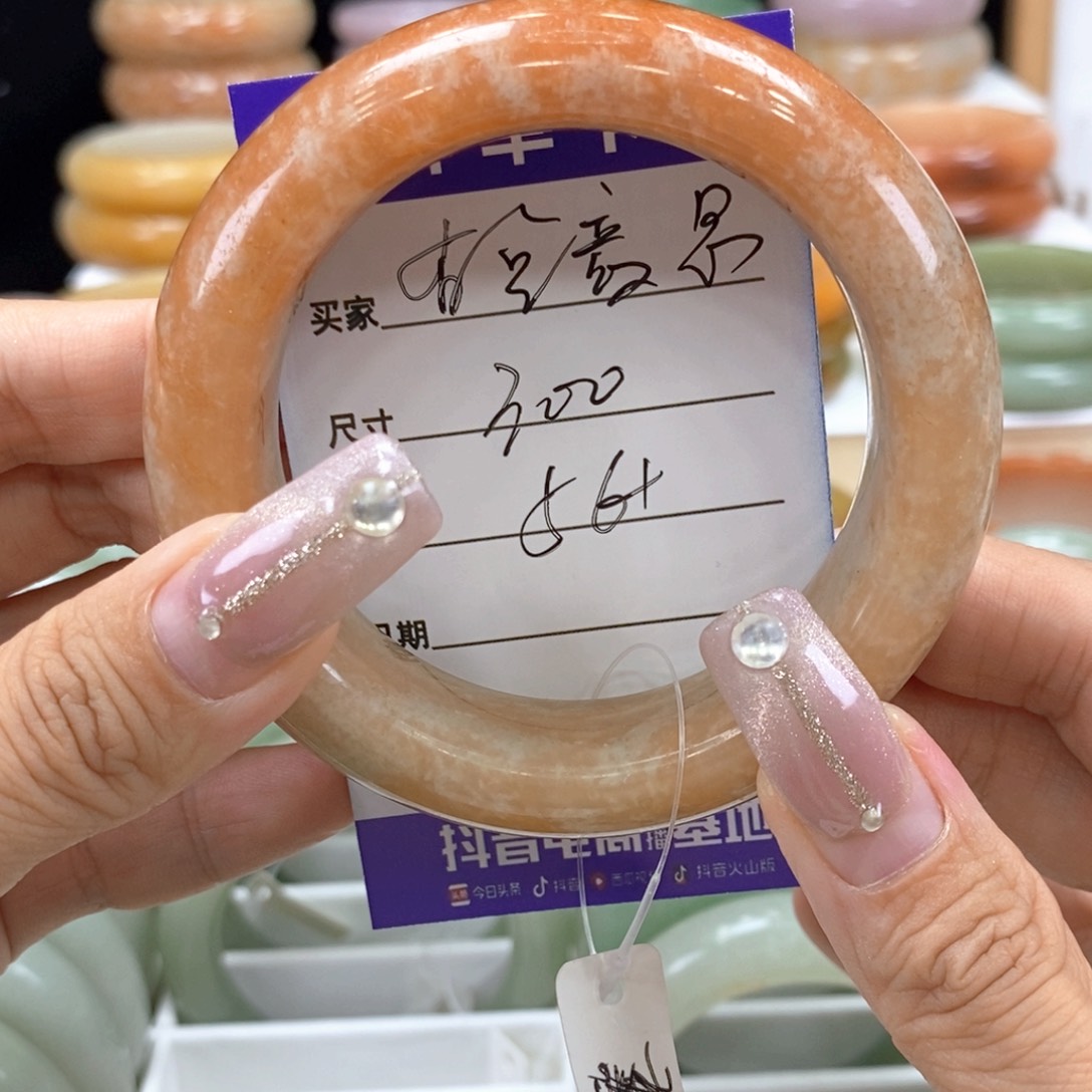 石英岩玉手镯未镶嵌有***?