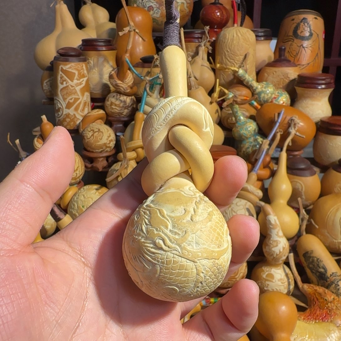 有机玻璃崔八字雕刻龙