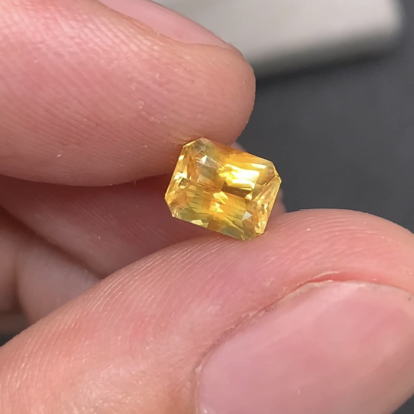 天然斯里兰卡金黄色黄蓝宝 1.63ct 全干净完美无瑕 尺寸5.5×6.8 