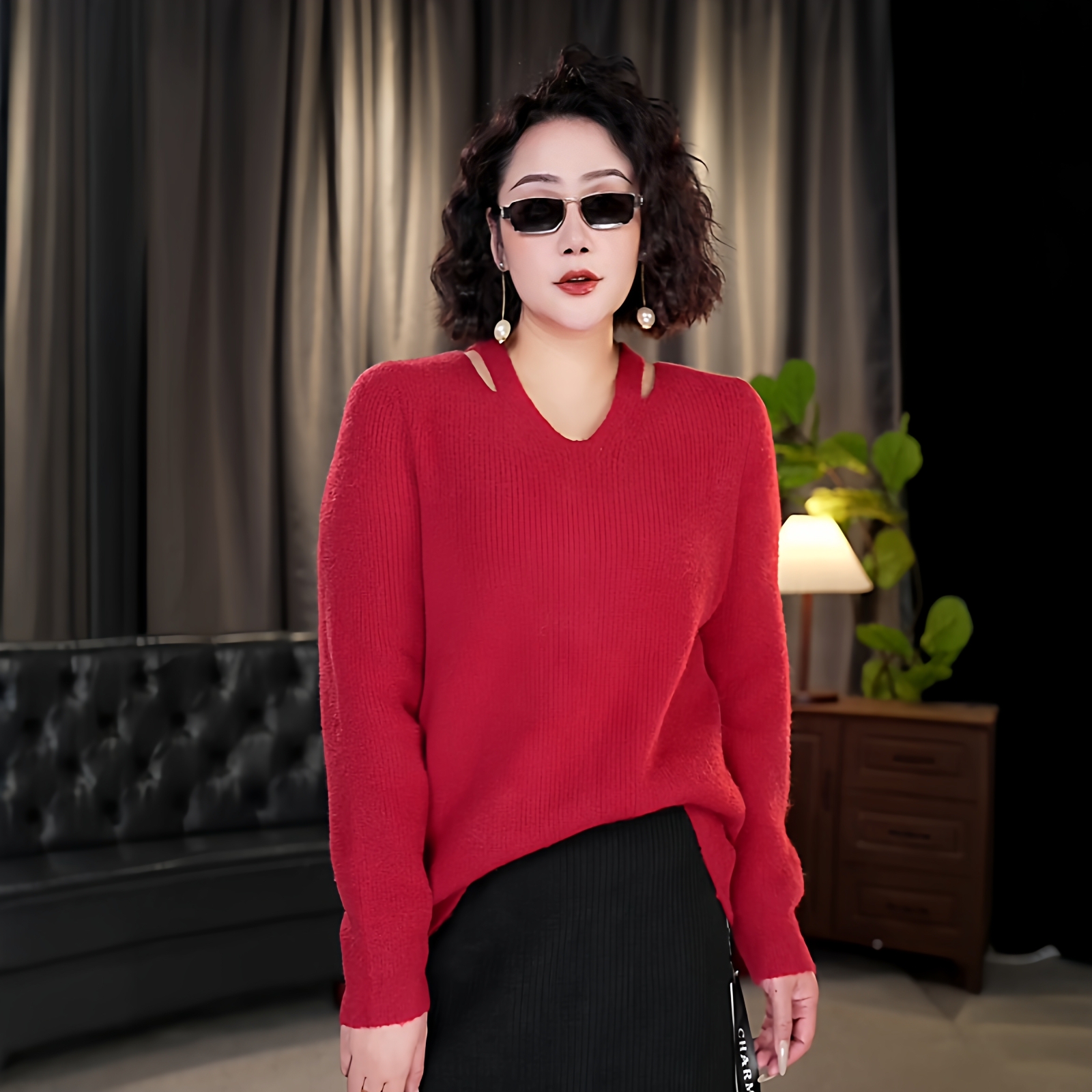 伊馨大码2025秋冬新款女设计感镂空露锁骨长袖针织衫慵懒内搭毛衣