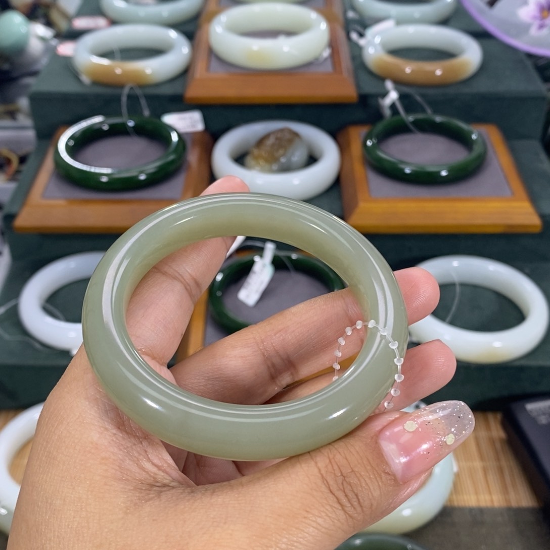 和田玉手镯未镶嵌爱****宝