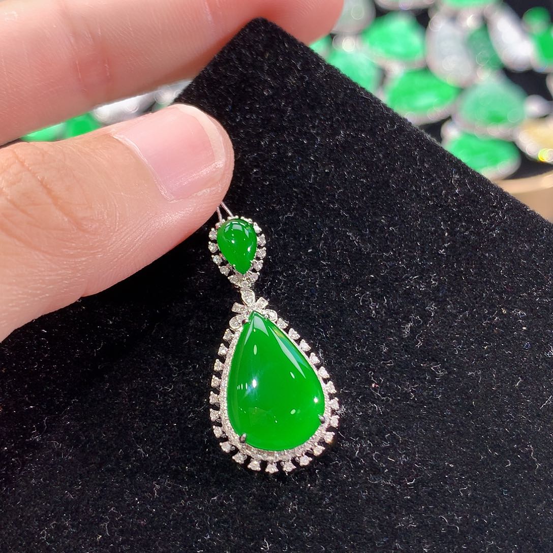 宁***萌翡翠18K金镶嵌颈饰