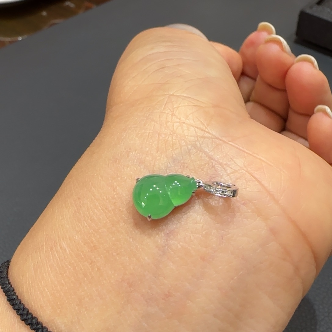 翡翠颈饰18K金镶嵌葫芦