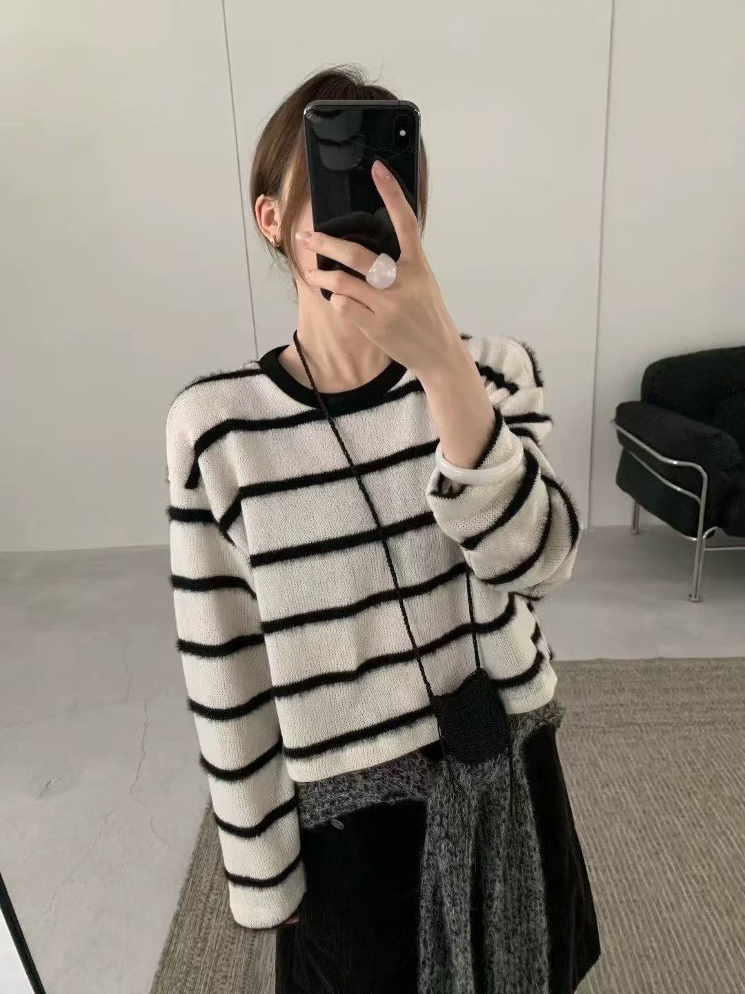 时尚条纹长袖女秋季圆领针织衫女短款套头显瘦早秋打底衫上衣