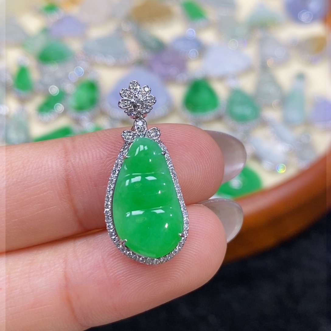 翡翠吊坠(赠链)18K金镶嵌