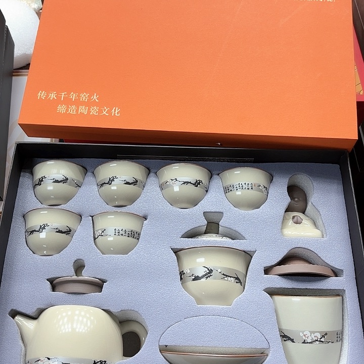 孤品茶具套装等。           