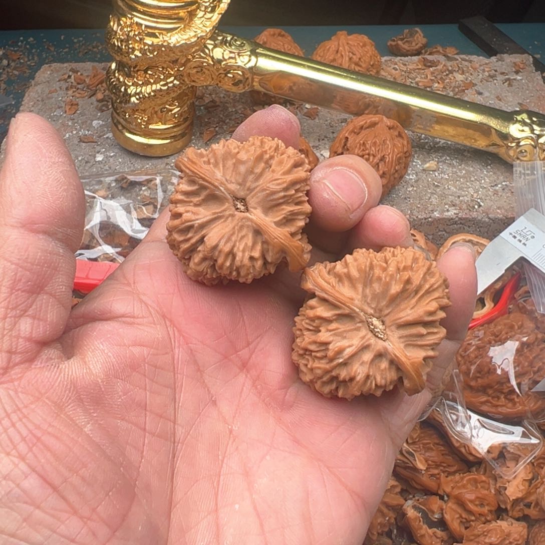 文玩核桃把件38左右南疆石