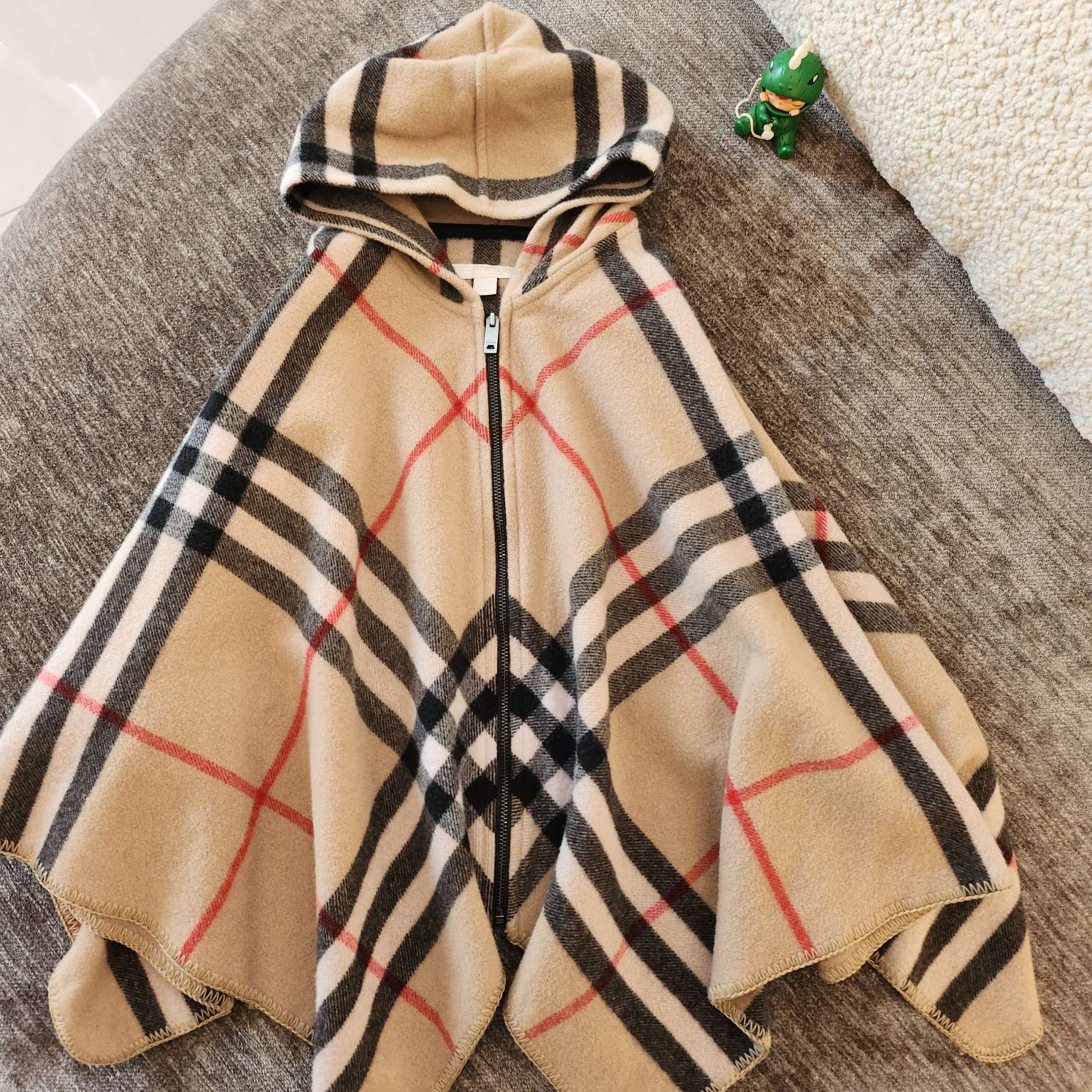 99新 BURBERRY/博柏利 Y3334 经典格纹连帽斗篷披肩 L码