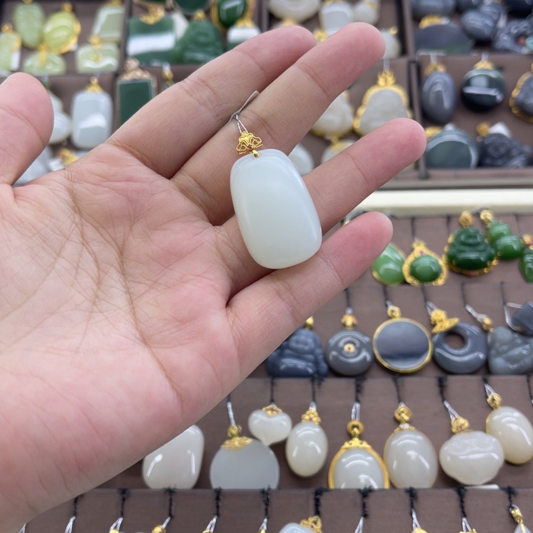 和田玉18K金镶嵌吊坠(赠链)