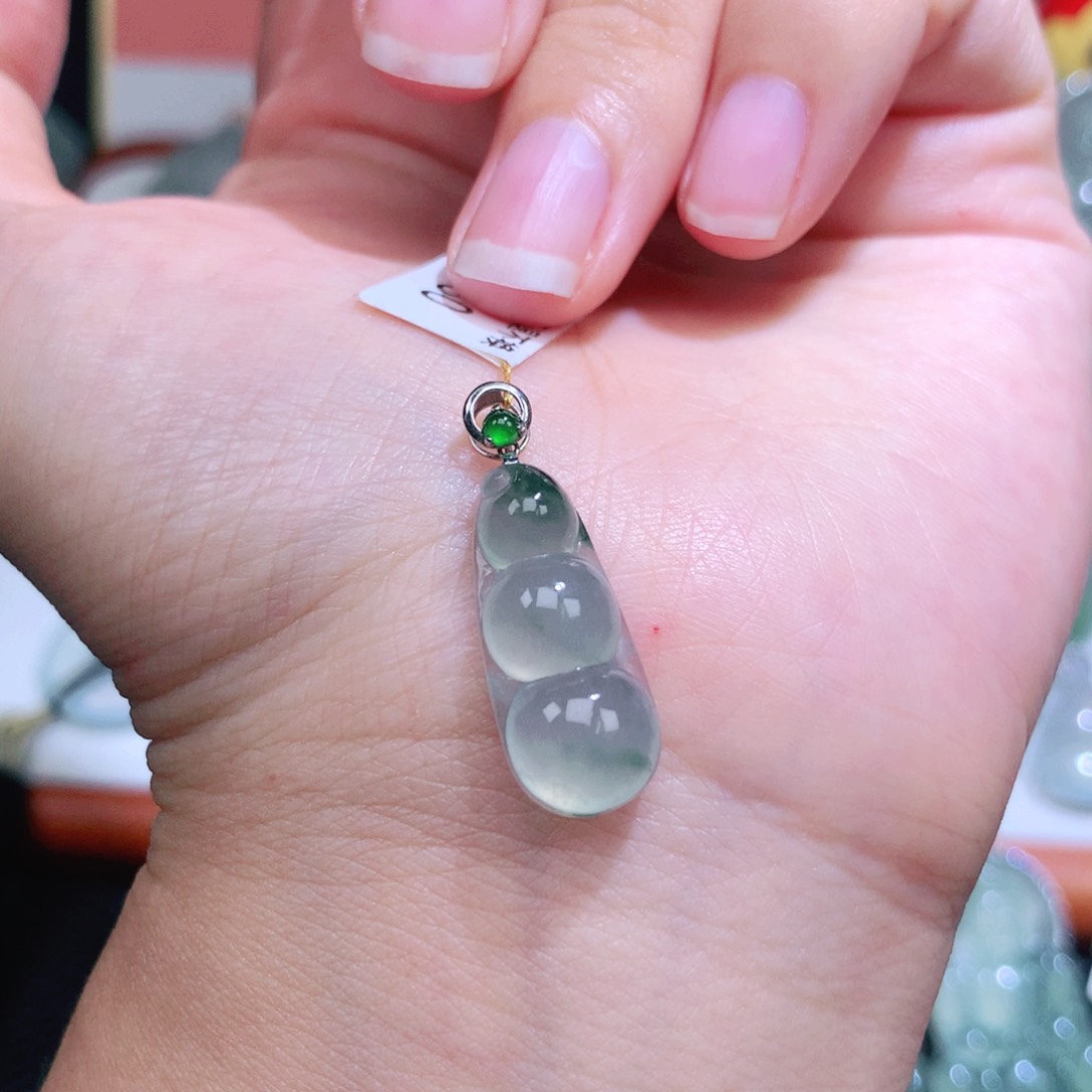 翡翠18K金镶嵌颈饰福豆