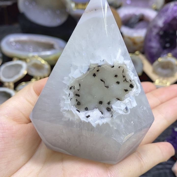 水晶珠宝半成品未镶嵌白软金字塔