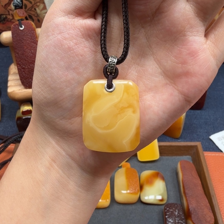 蜜蜡未镶嵌吊坠(赠链)