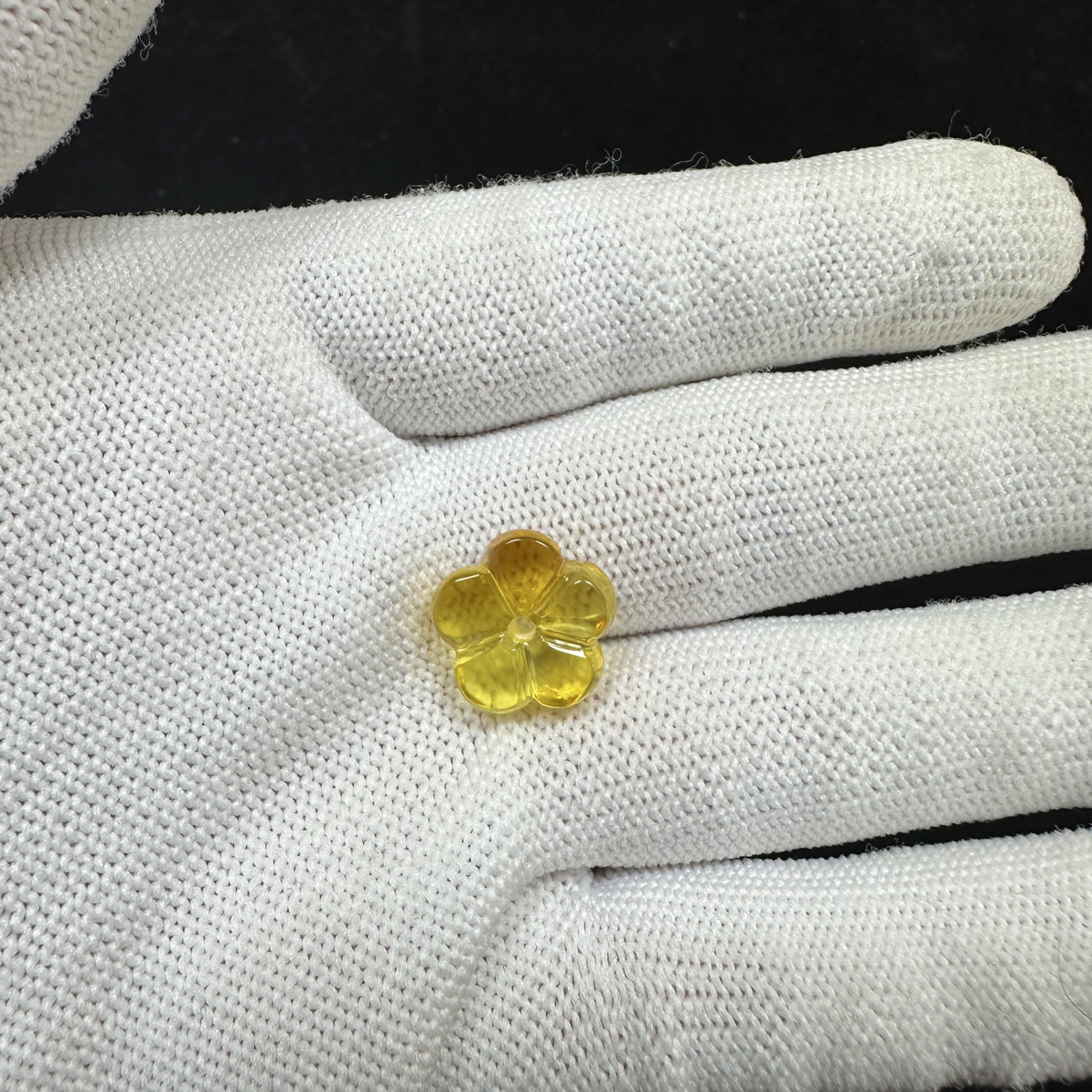Z1037天然蜜蜡俏色五瓣花尺寸13.6✖️4.8无优化支持复检
