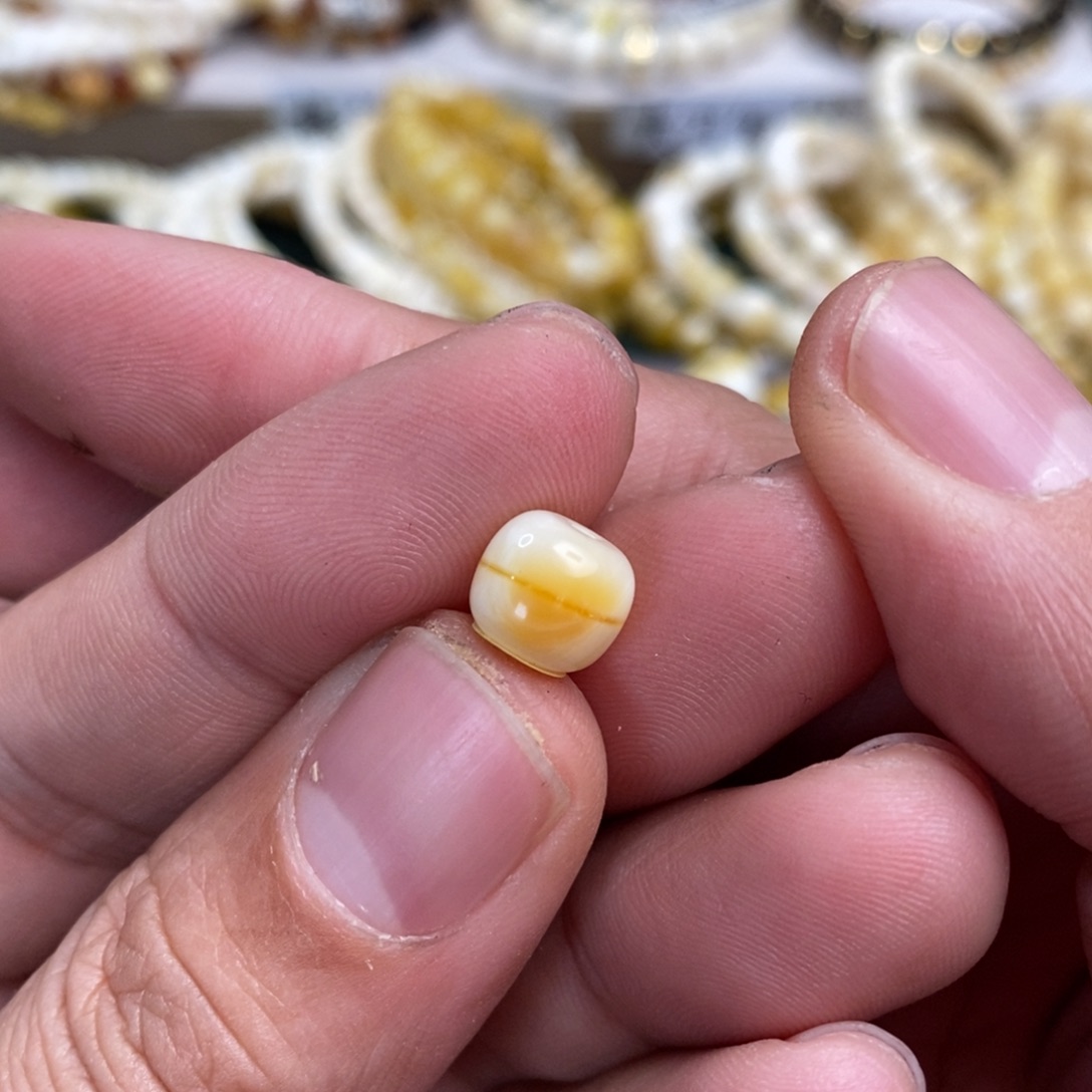 琥珀裸石未镶嵌8.8mm一线天