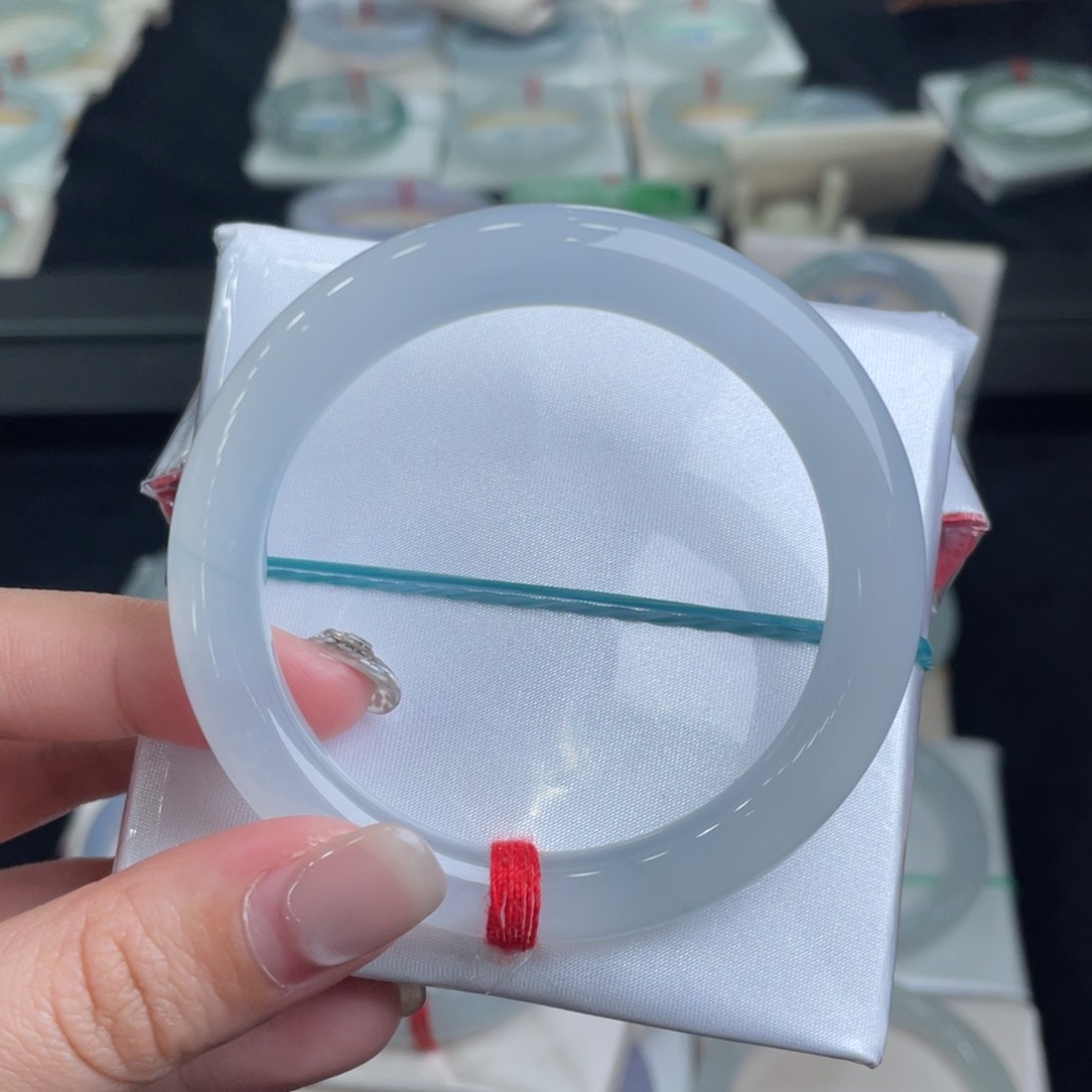 翡翠手镯未镶嵌翡翠