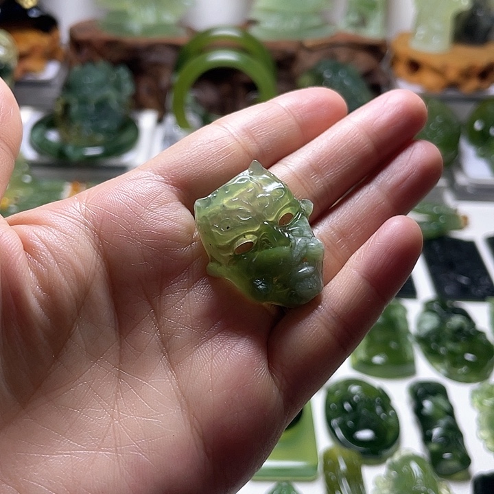 蛇纹石玉颈饰未镶嵌