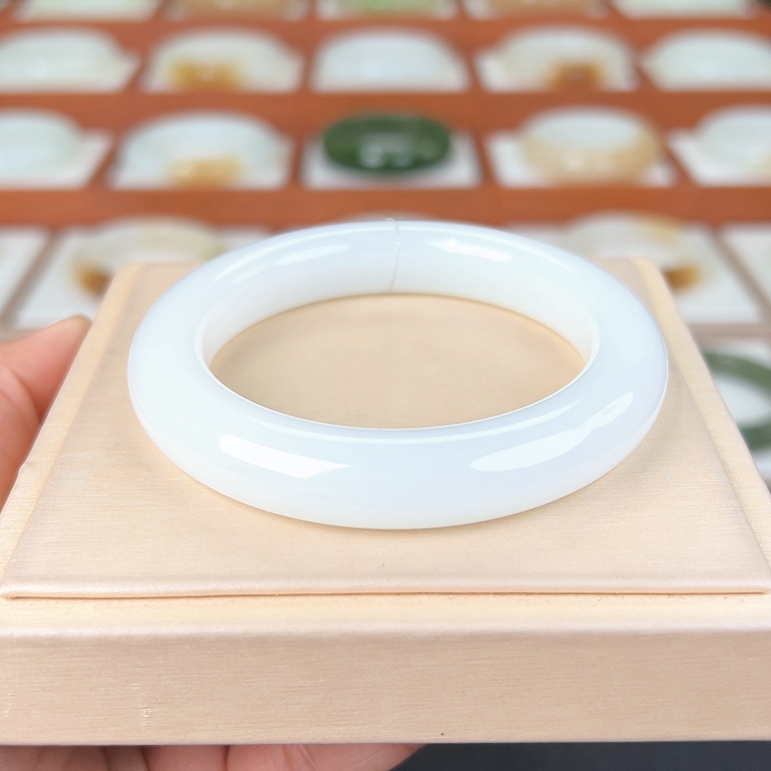 和田玉手镯未镶嵌白玉