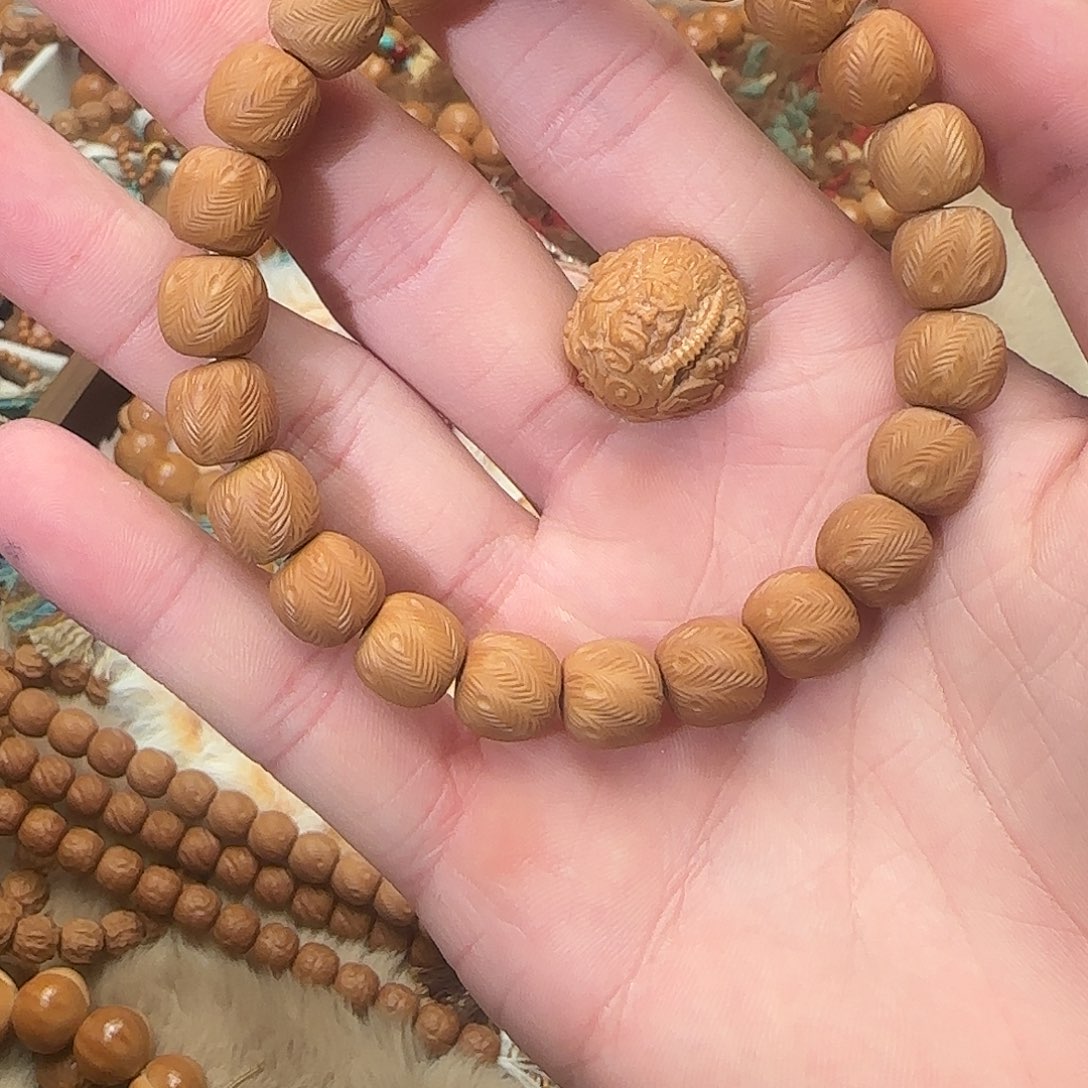 奶***。吊坠猴头核桃搭配