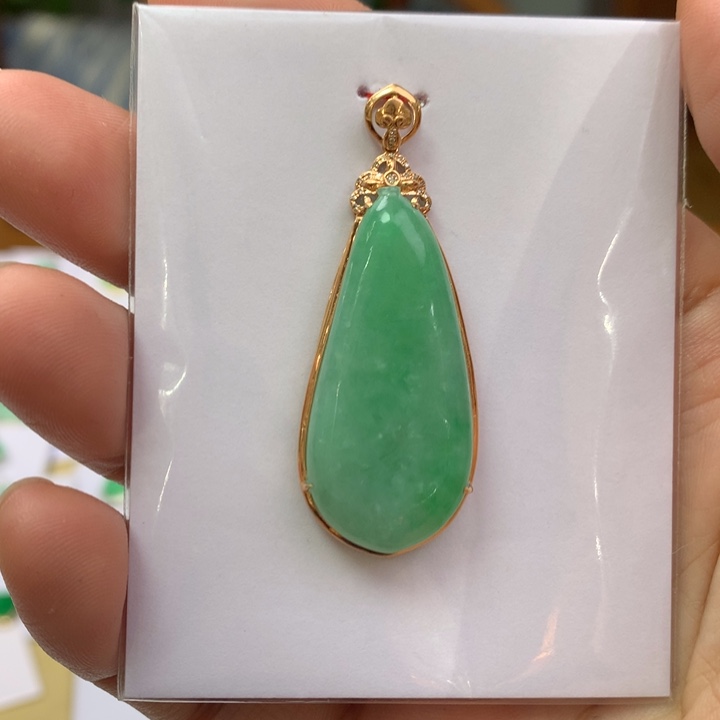 翡翠颈饰18K金镶嵌翡翠吊坠