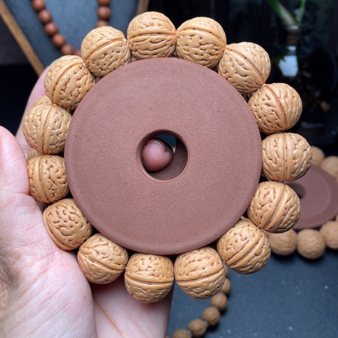 18野生灯笼滴流圆桃核手串