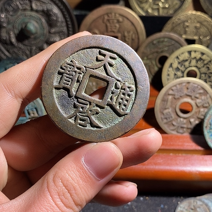 邱***鹏铜现代花钱工艺品工艺品