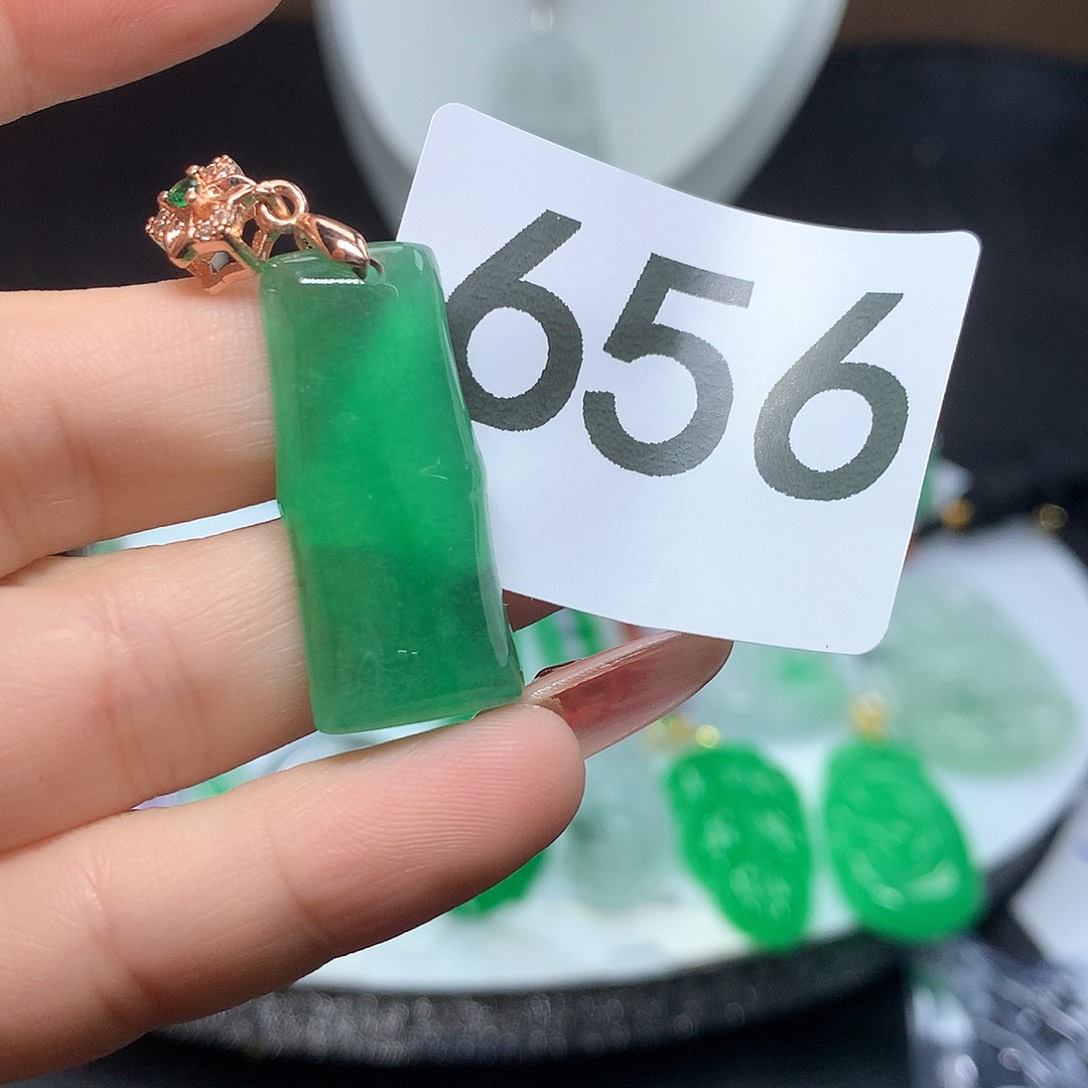 翡翠吊坠(赠链)未镶嵌