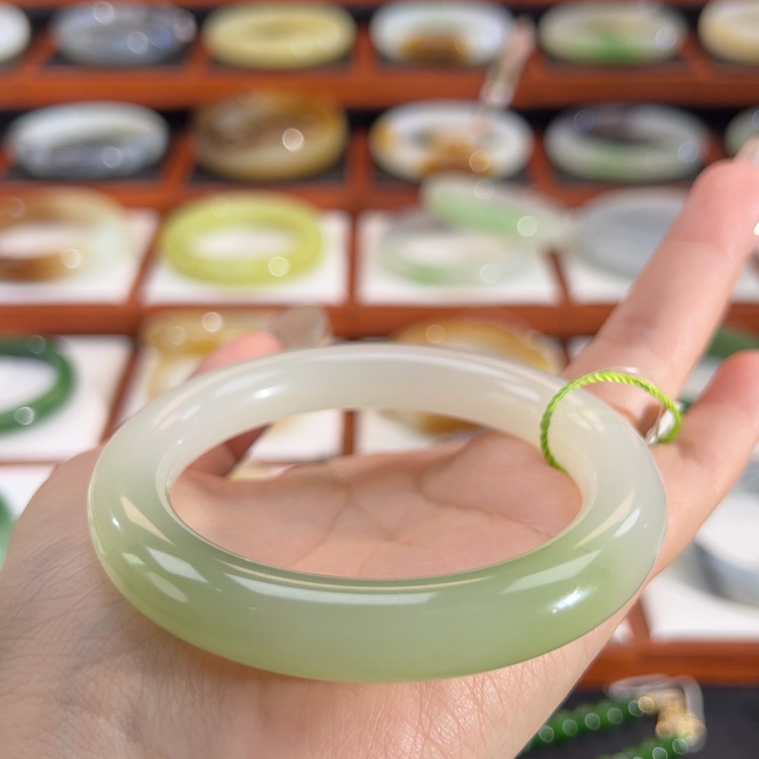 和田玉（翠青玉）未镶嵌手镯白晴翠