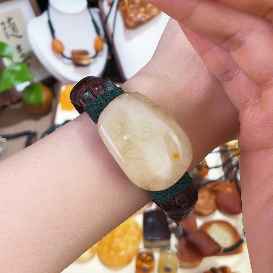 琥珀珠宝奇石未镶嵌，