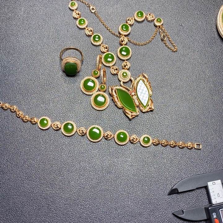 吊坠(不含链)18K金镶嵌和田玉N**1