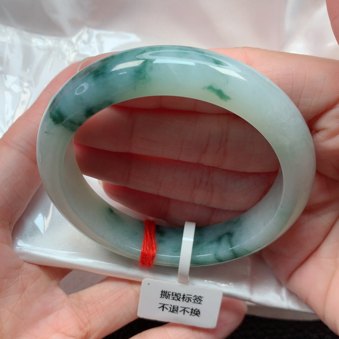 翡翠手镯未镶嵌57圈 有纹需包容