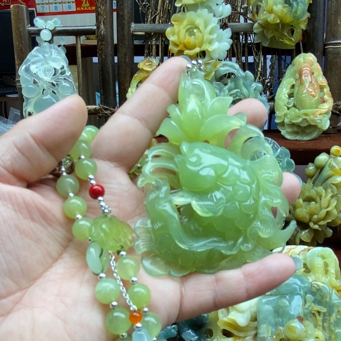 蛇纹石玉颈饰未镶嵌闭****鱼