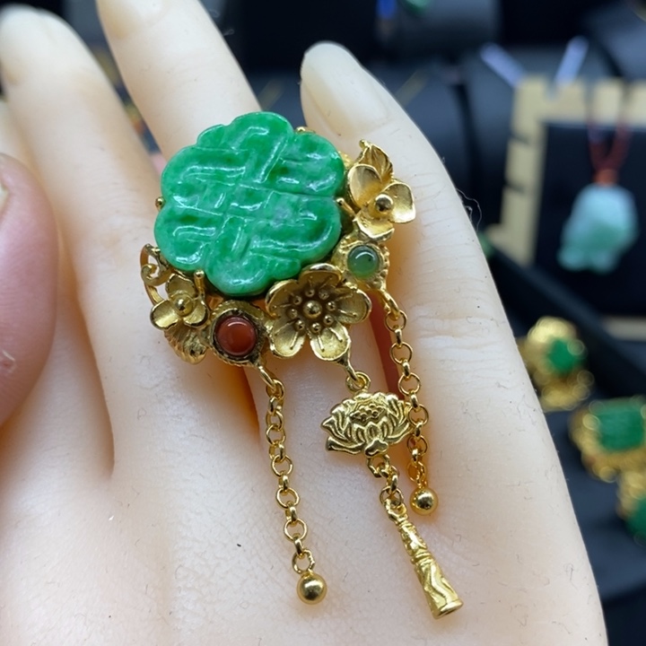 翡翠颈饰未镶嵌戒指